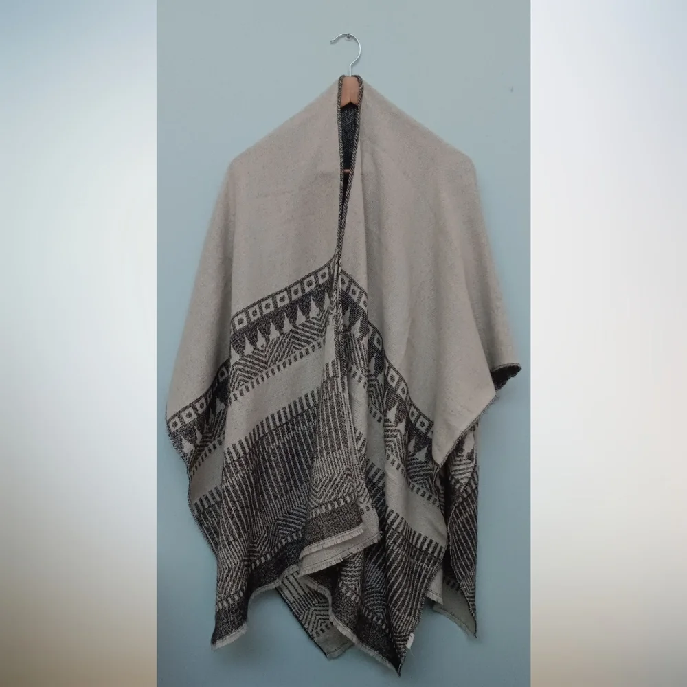 Gentle Fawn Woven Shawl with Fringe Black and White Reversible OS